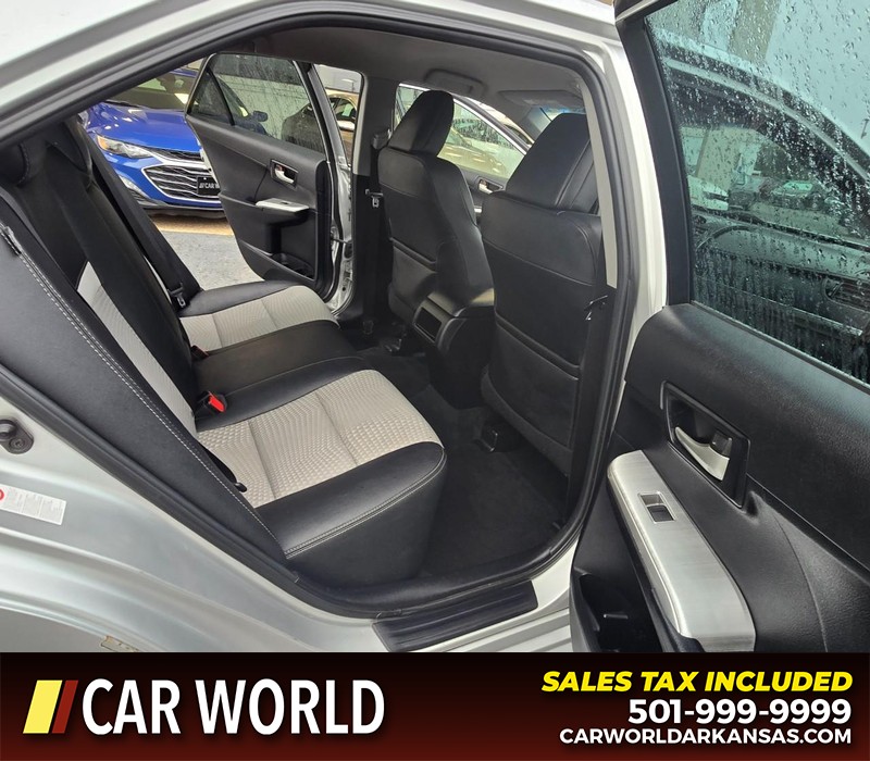 Toyota Camry Vehicle Full-screen Gallery Image 12