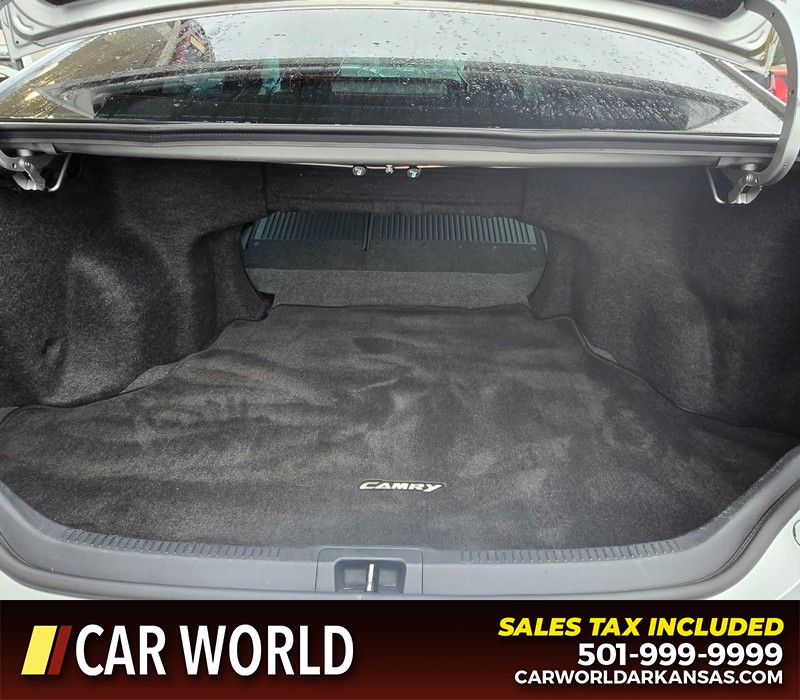 Toyota Camry Vehicle Full-screen Gallery Image 14