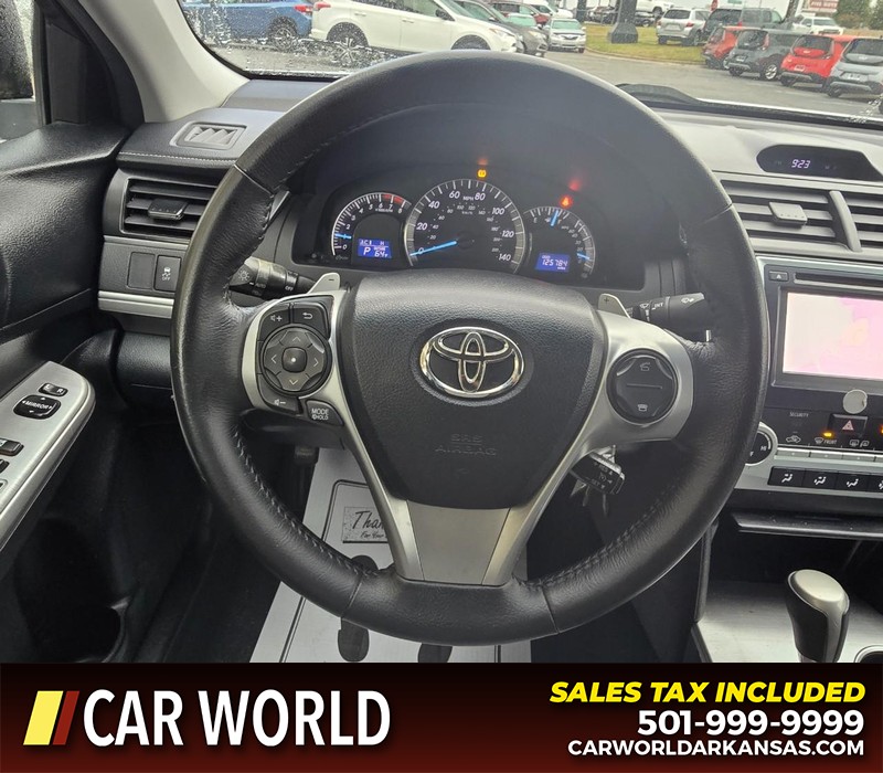 Toyota Camry Vehicle Full-screen Gallery Image 15