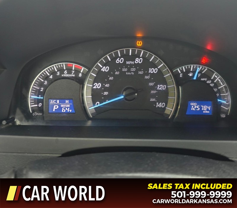 Toyota Camry Vehicle Full-screen Gallery Image 17