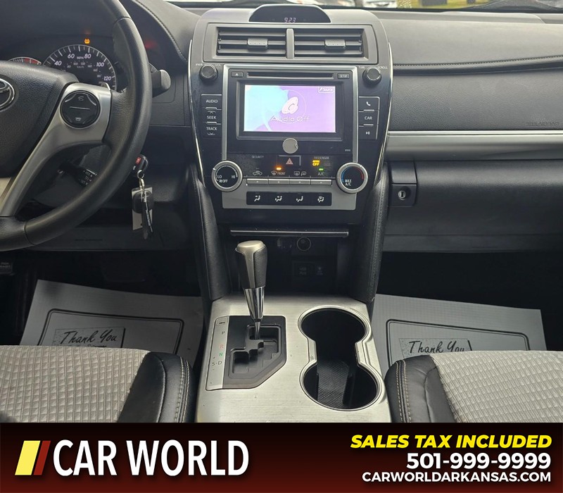 Toyota Camry Vehicle Full-screen Gallery Image 18