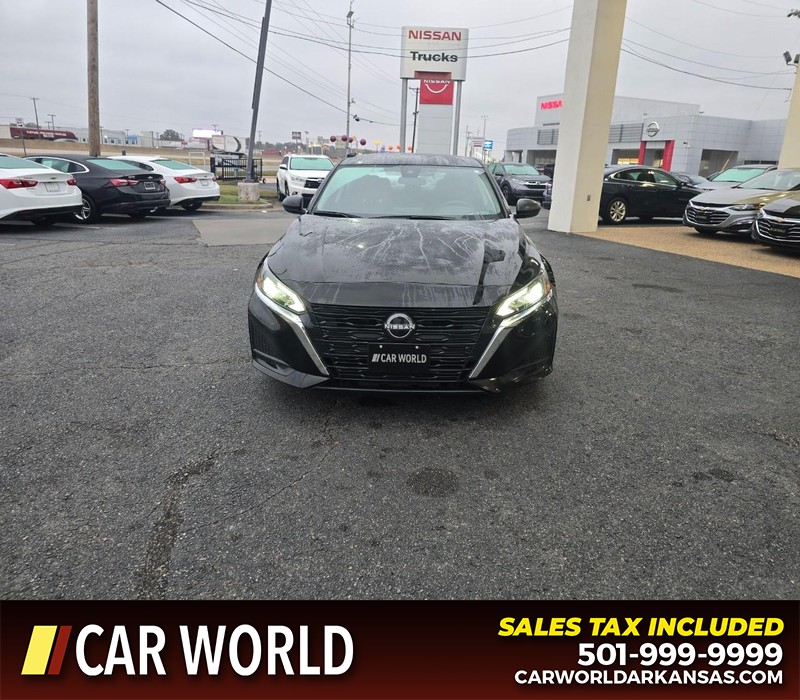 Nissan Altima Vehicle Full-screen Gallery Image 2