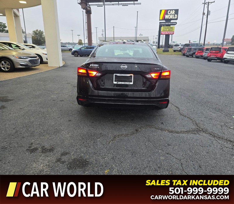 Nissan Altima Vehicle Full-screen Gallery Image 5