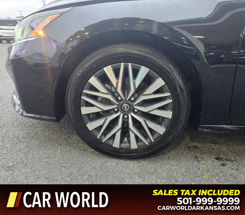 Nissan Altima Vehicle Full-screen Gallery Image 6