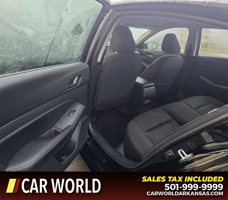 Nissan Altima Vehicle Full-screen Gallery Image 9