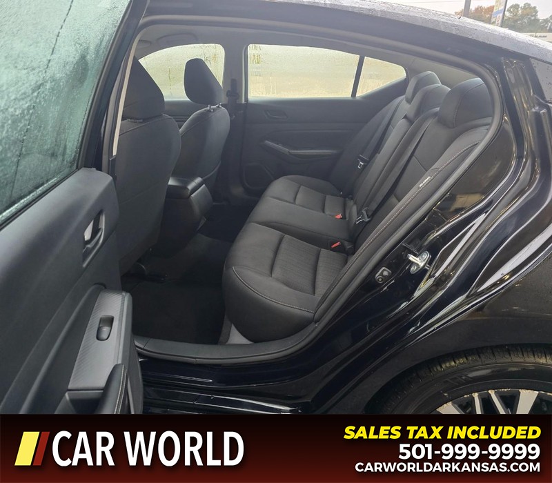 Nissan Altima Vehicle Full-screen Gallery Image 10