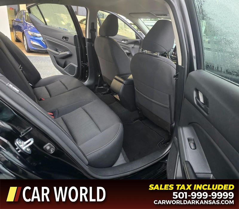 Nissan Altima Vehicle Full-screen Gallery Image 12