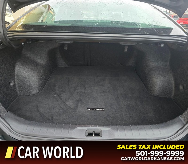 Nissan Altima Vehicle Full-screen Gallery Image 13