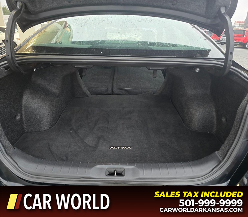 Nissan Altima Vehicle Full-screen Gallery Image 14