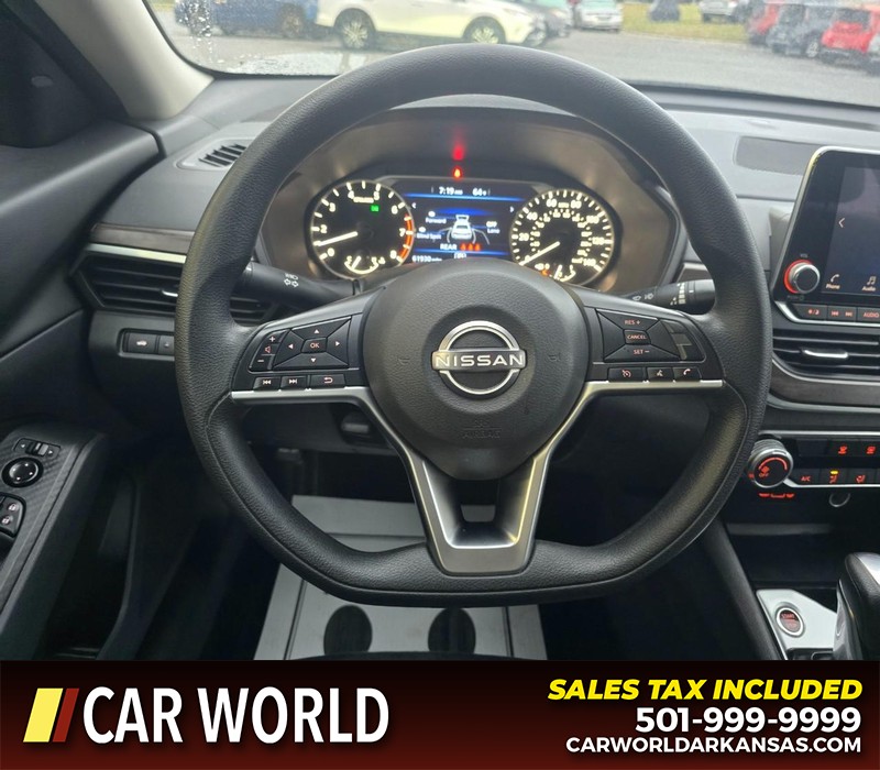 Nissan Altima Vehicle Full-screen Gallery Image 15