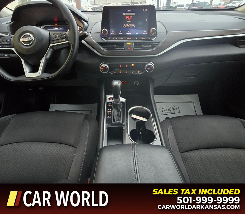 Nissan Altima Vehicle Full-screen Gallery Image 18