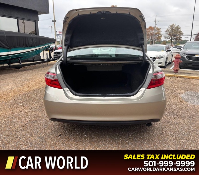 Toyota Camry Vehicle Full-screen Gallery Image 5