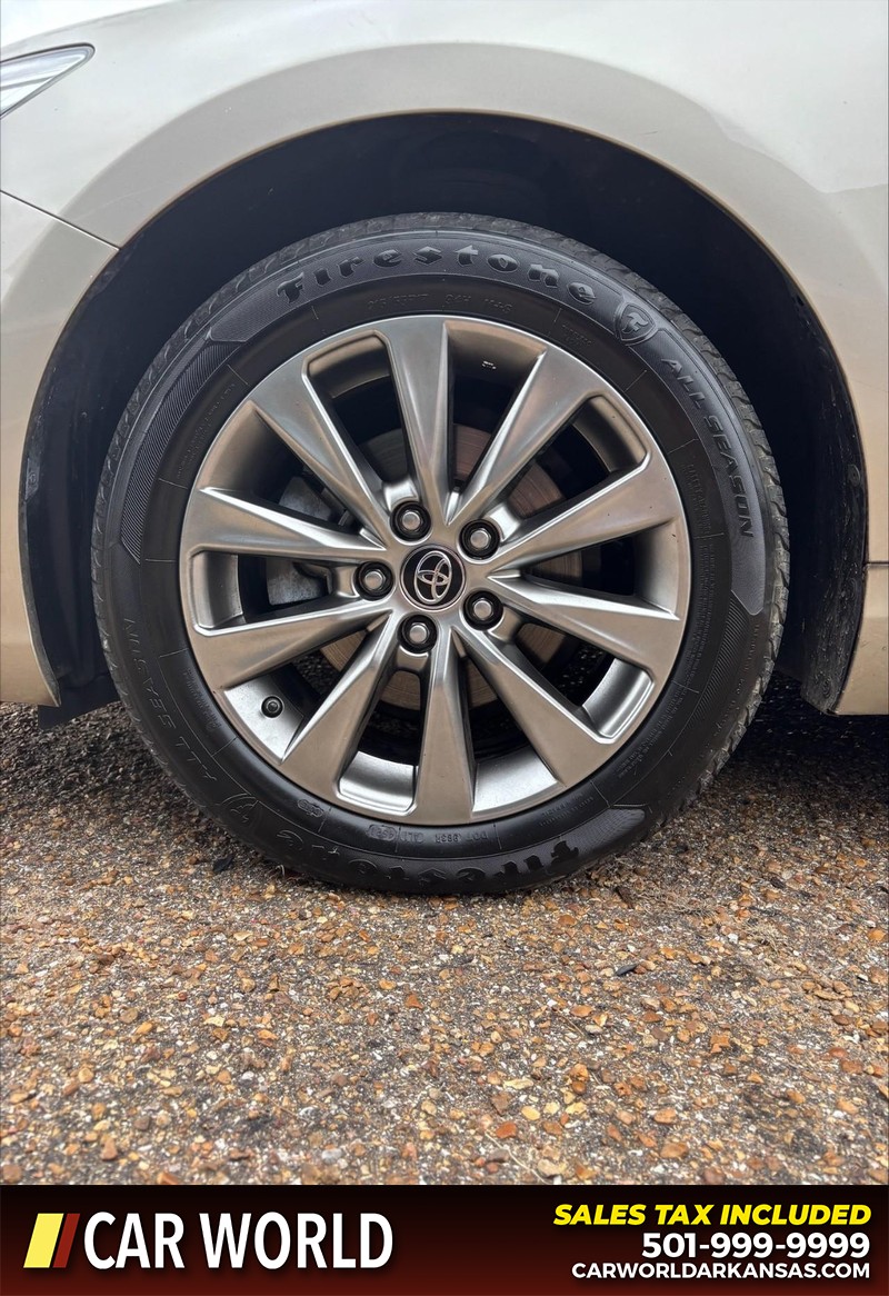 Toyota Camry Vehicle Full-screen Gallery Image 11