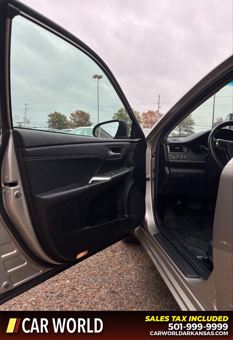 Toyota Camry Vehicle Full-screen Gallery Image 12