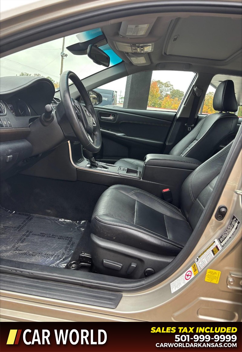 Toyota Camry Vehicle Full-screen Gallery Image 13