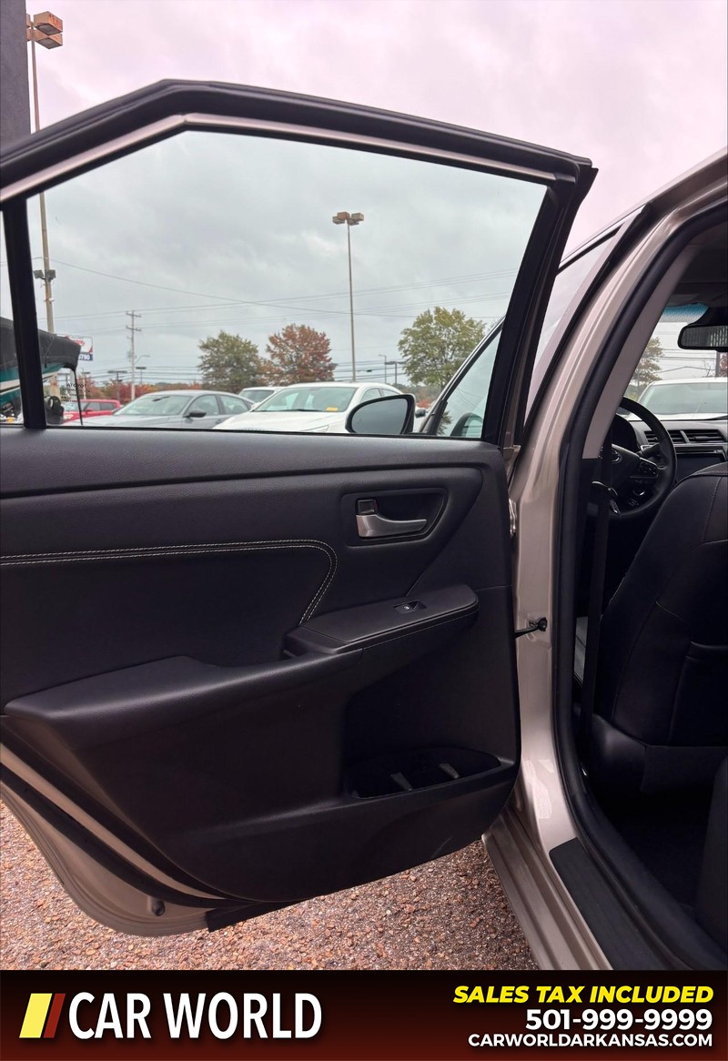 Toyota Camry Vehicle Full-screen Gallery Image 14