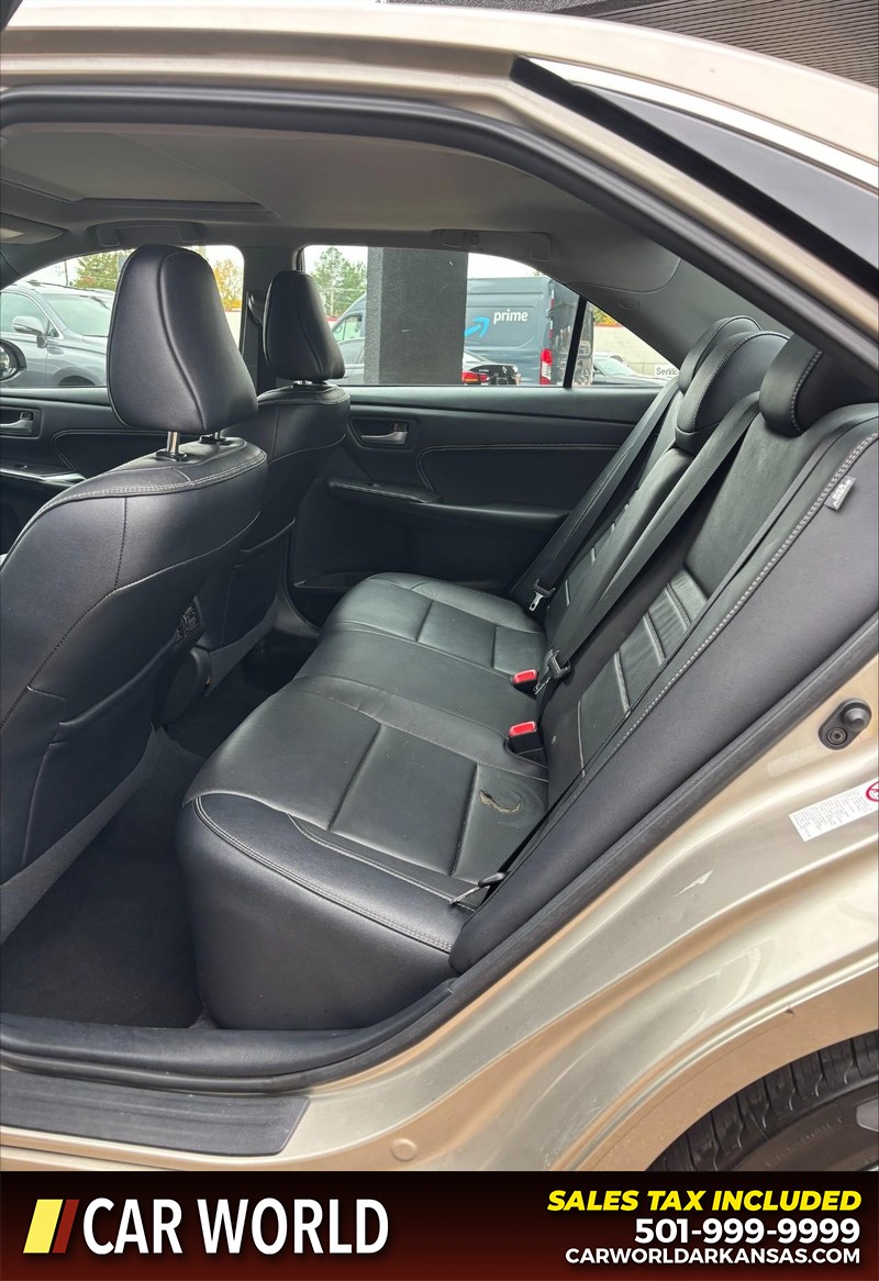 Toyota Camry Vehicle Full-screen Gallery Image 15