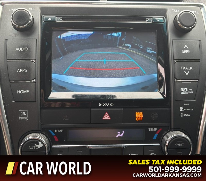 Toyota Camry Vehicle Full-screen Gallery Image 18