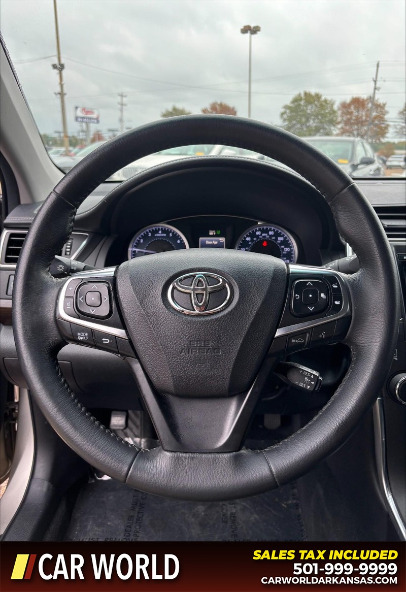 Toyota Camry Vehicle Full-screen Gallery Image 19