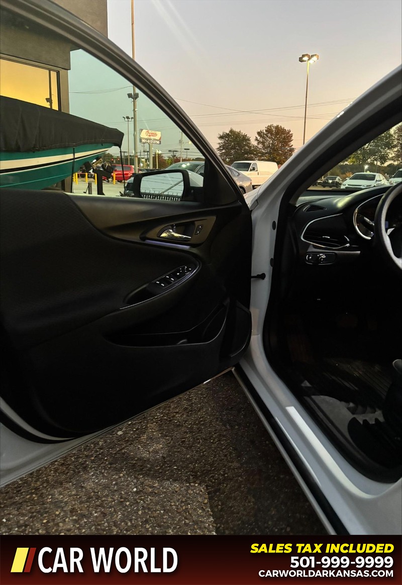 Chevrolet Malibu Vehicle Full-screen Gallery Image 12