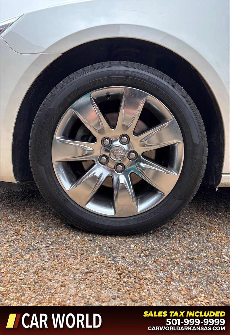 Buick LaCrosse Vehicle Full-screen Gallery Image 11