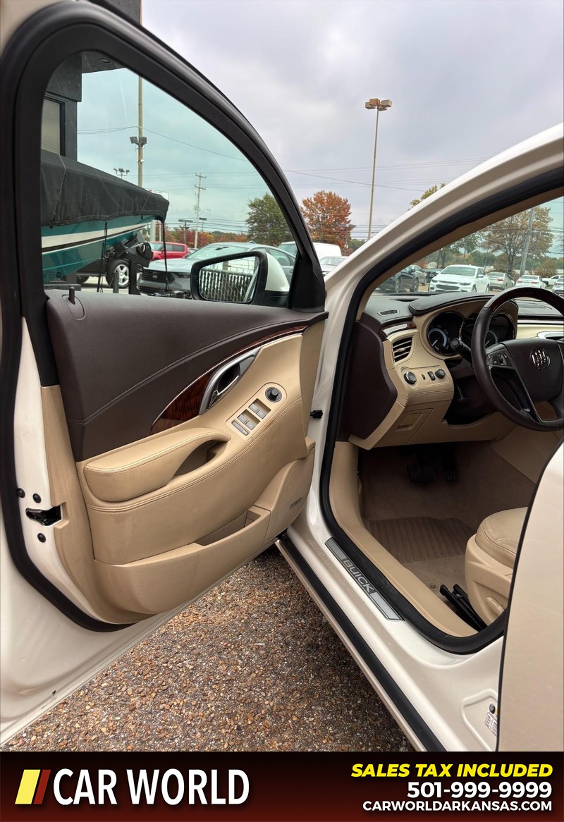 Buick LaCrosse Vehicle Full-screen Gallery Image 12