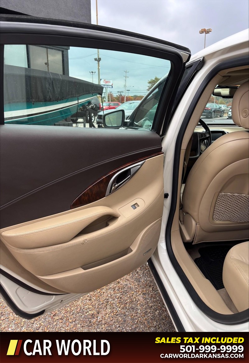 Buick LaCrosse Vehicle Full-screen Gallery Image 14