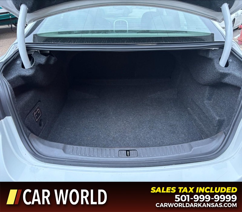 Chevrolet Malibu Vehicle Full-screen Gallery Image 6