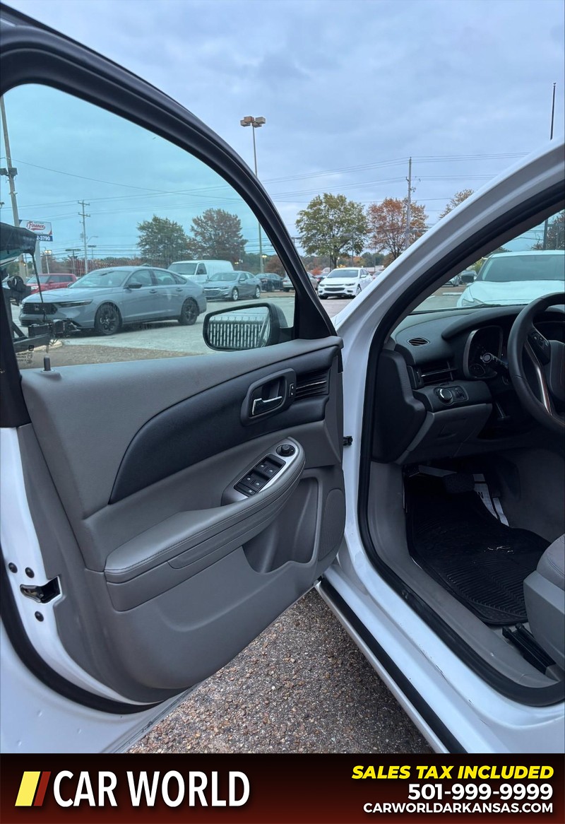 Chevrolet Malibu Vehicle Full-screen Gallery Image 12