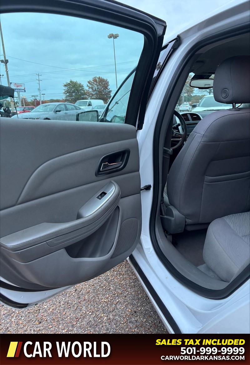 Chevrolet Malibu Vehicle Full-screen Gallery Image 14