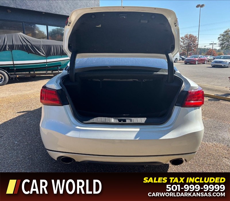 Nissan Maxima Vehicle Full-screen Gallery Image 5