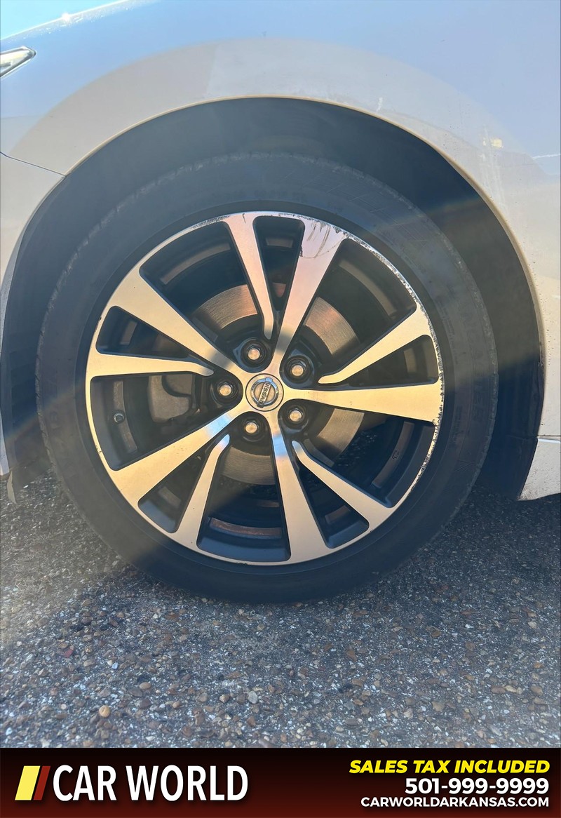 Nissan Maxima Vehicle Full-screen Gallery Image 11