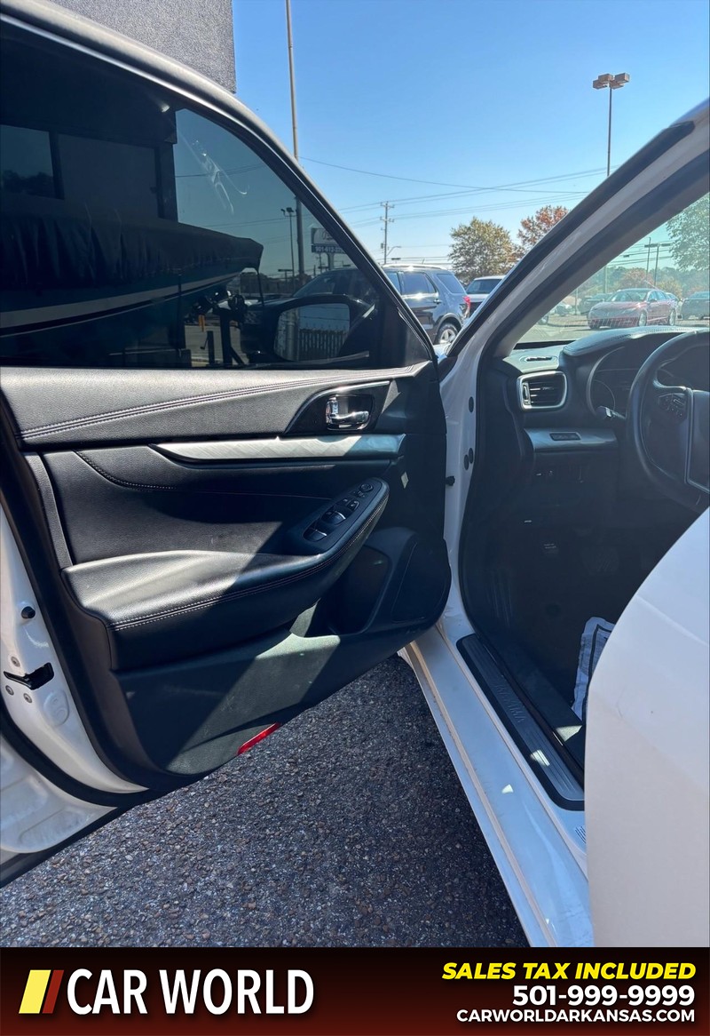 Nissan Maxima Vehicle Full-screen Gallery Image 12