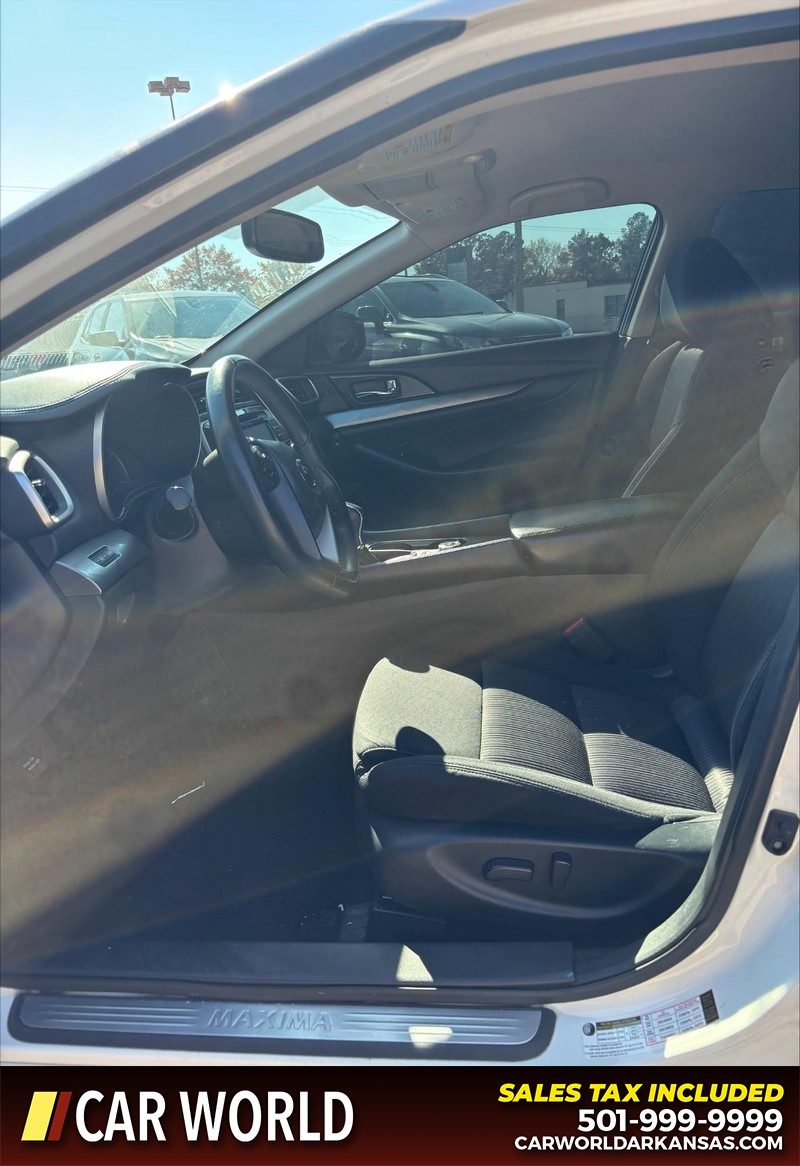 Nissan Maxima Vehicle Full-screen Gallery Image 13