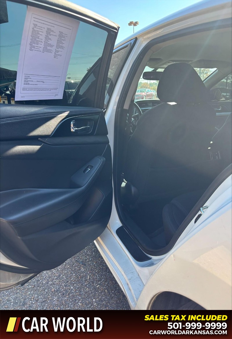 Nissan Maxima Vehicle Full-screen Gallery Image 14