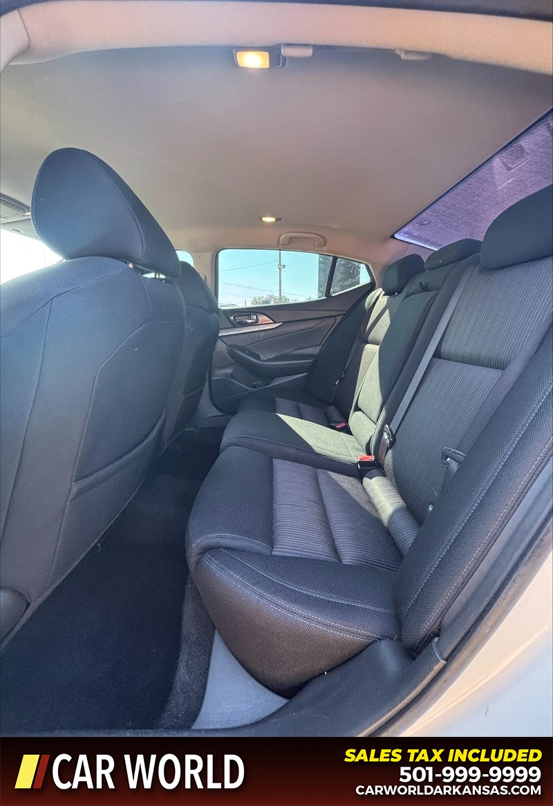 Nissan Maxima Vehicle Full-screen Gallery Image 15