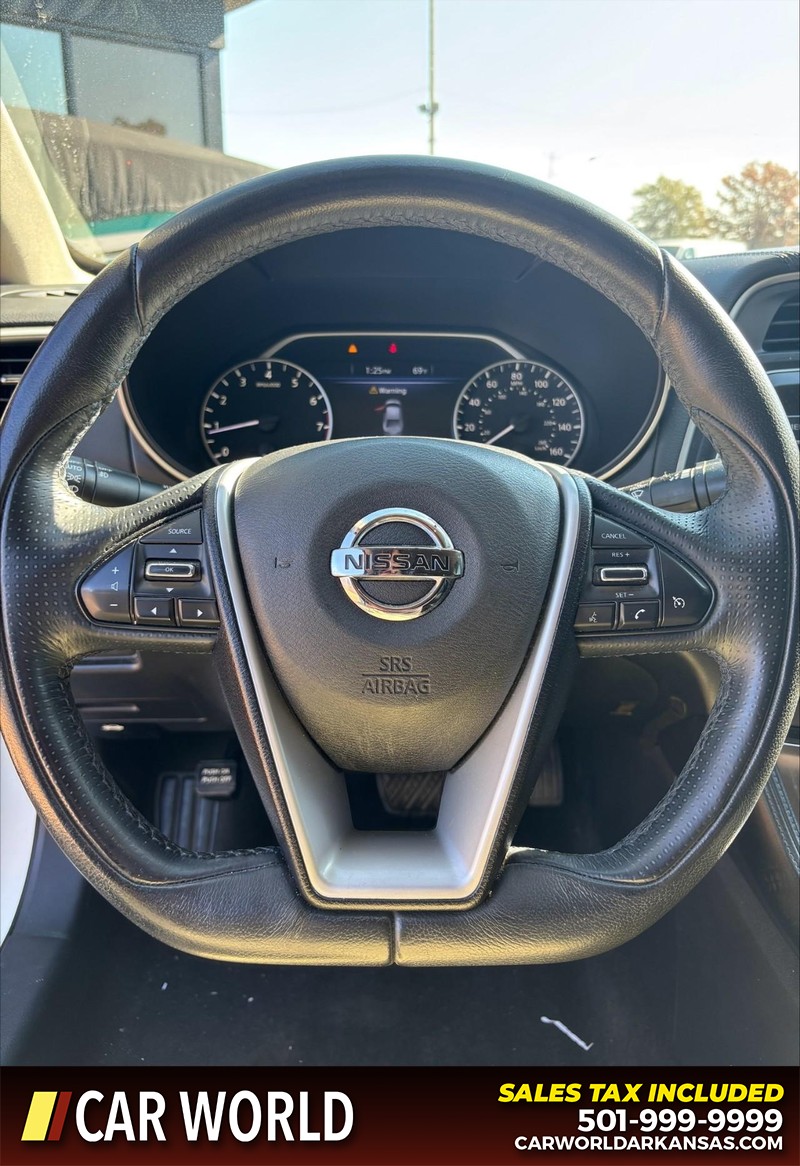 Nissan Maxima Vehicle Full-screen Gallery Image 19