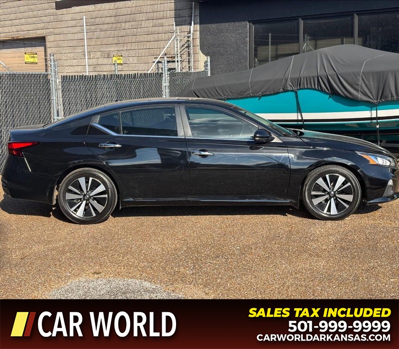 Nissan Altima Vehicle Full-screen Gallery Image 2