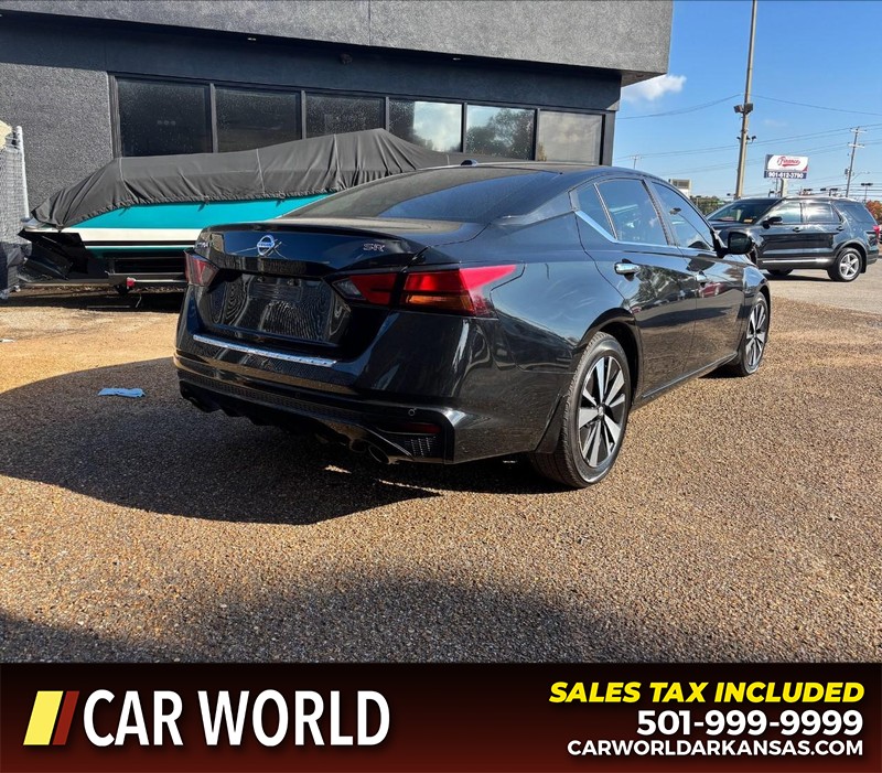 Nissan Altima Vehicle Full-screen Gallery Image 3