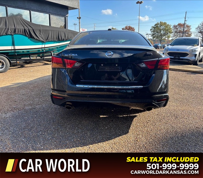 Nissan Altima Vehicle Full-screen Gallery Image 4