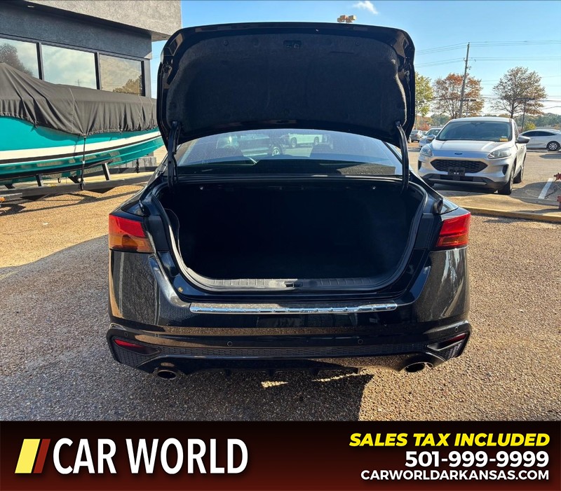 Nissan Altima Vehicle Full-screen Gallery Image 5