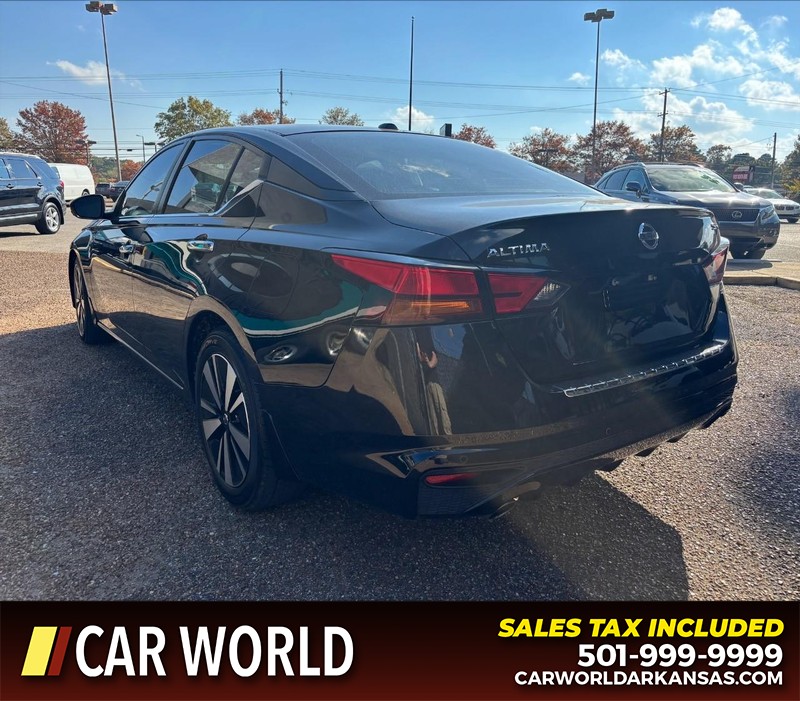 Nissan Altima Vehicle Full-screen Gallery Image 7