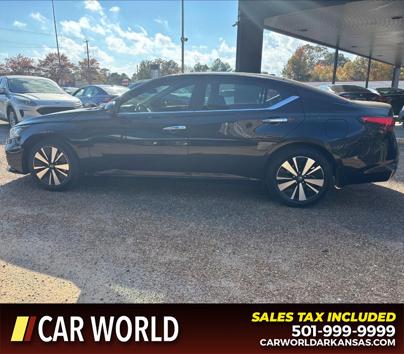 Nissan Altima Vehicle Full-screen Gallery Image 8