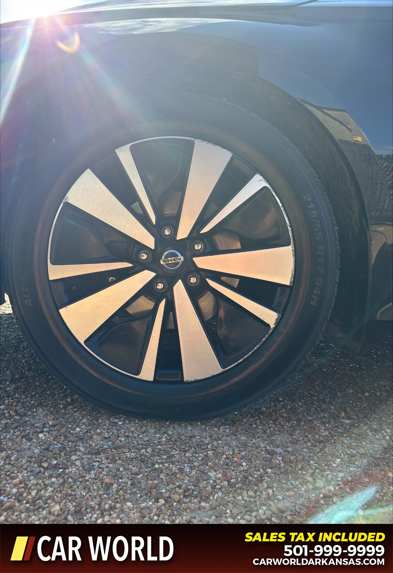 Nissan Altima Vehicle Full-screen Gallery Image 11