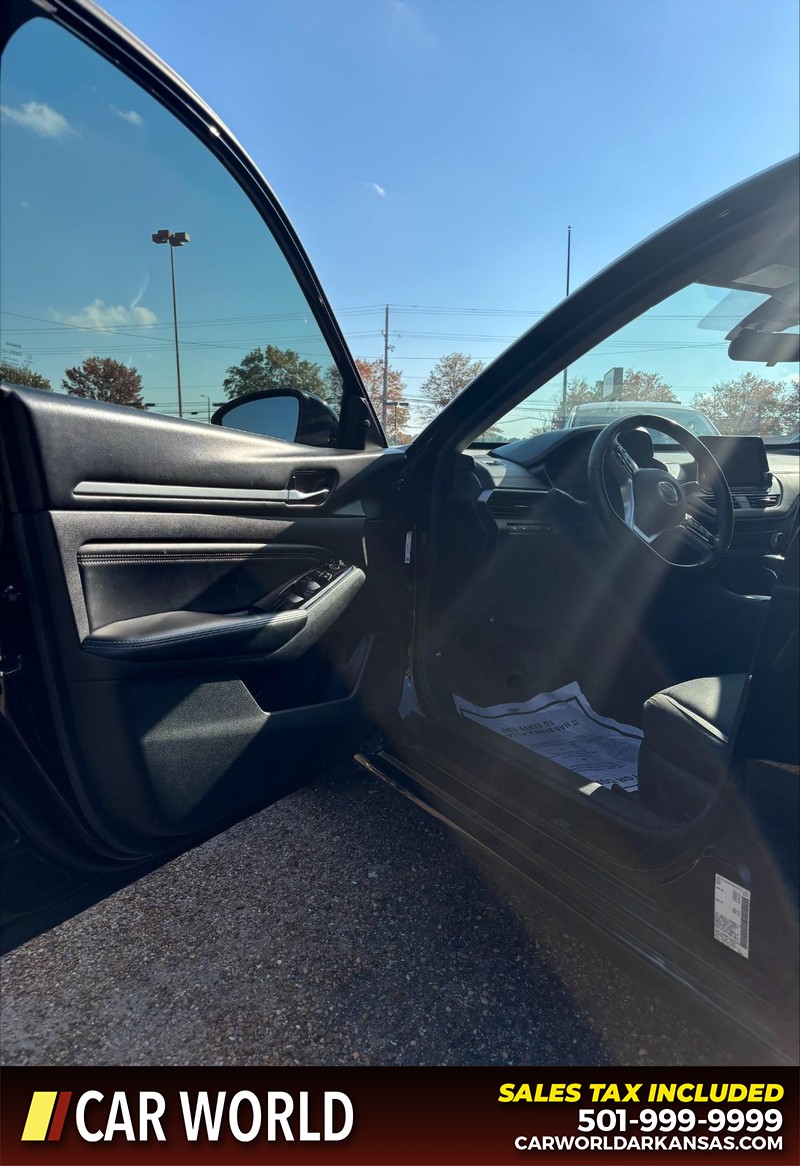 Nissan Altima Vehicle Full-screen Gallery Image 13