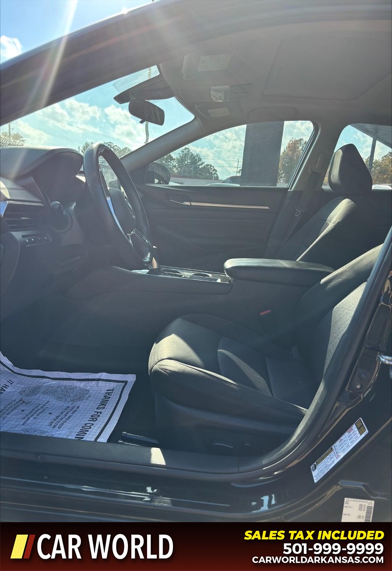 Nissan Altima Vehicle Full-screen Gallery Image 14