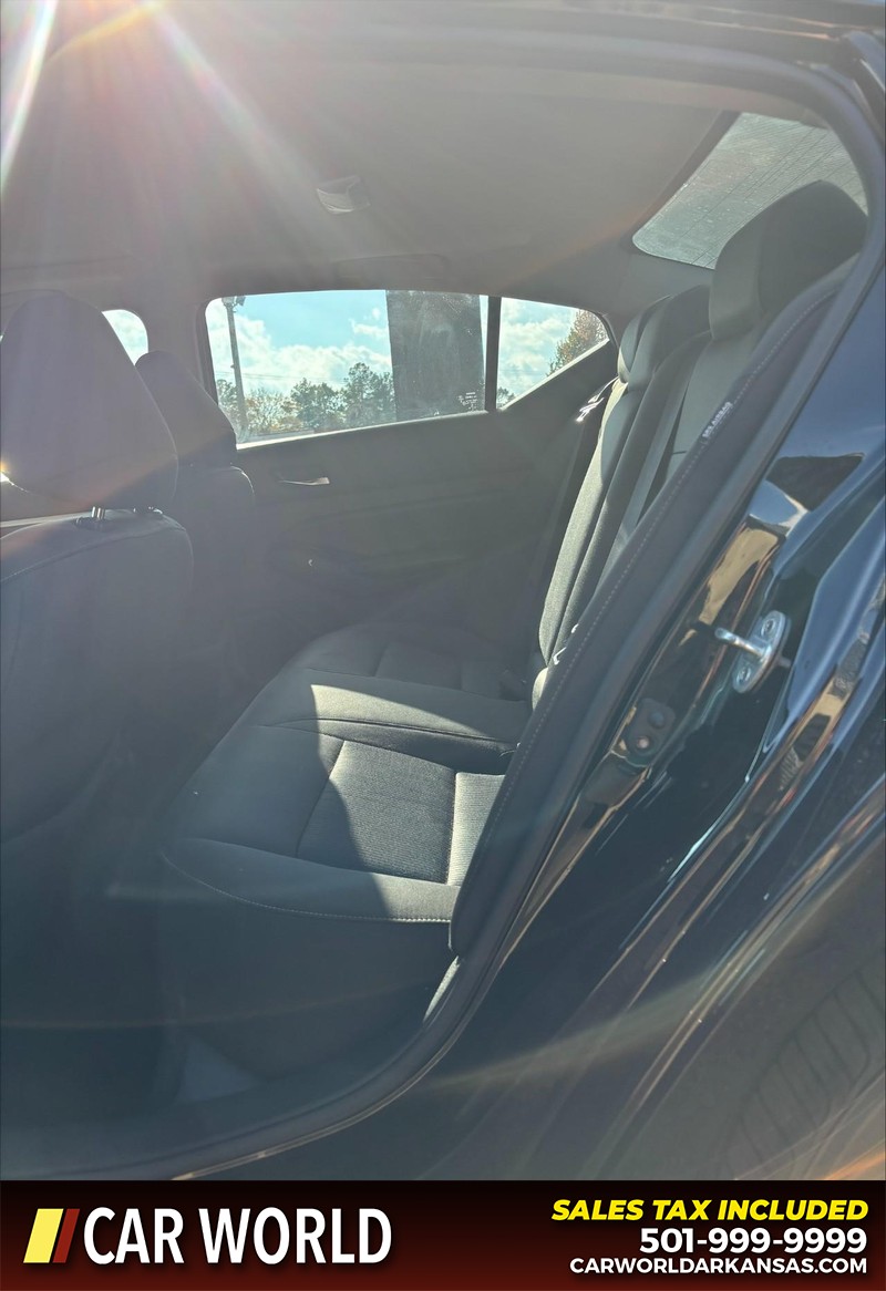 Nissan Altima Vehicle Full-screen Gallery Image 16