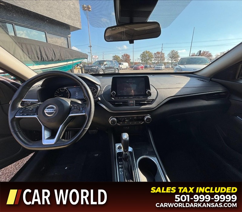 Nissan Altima Vehicle Full-screen Gallery Image 17