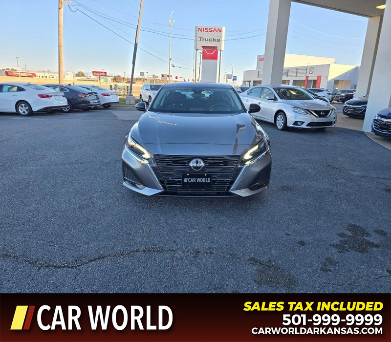 Nissan Altima Vehicle Full-screen Gallery Image 2