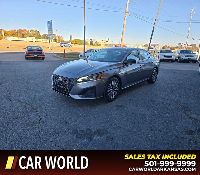 Nissan Altima Vehicle Full-screen Gallery Image 3